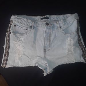 🌞 Forever 21 distressed jean shorts w design